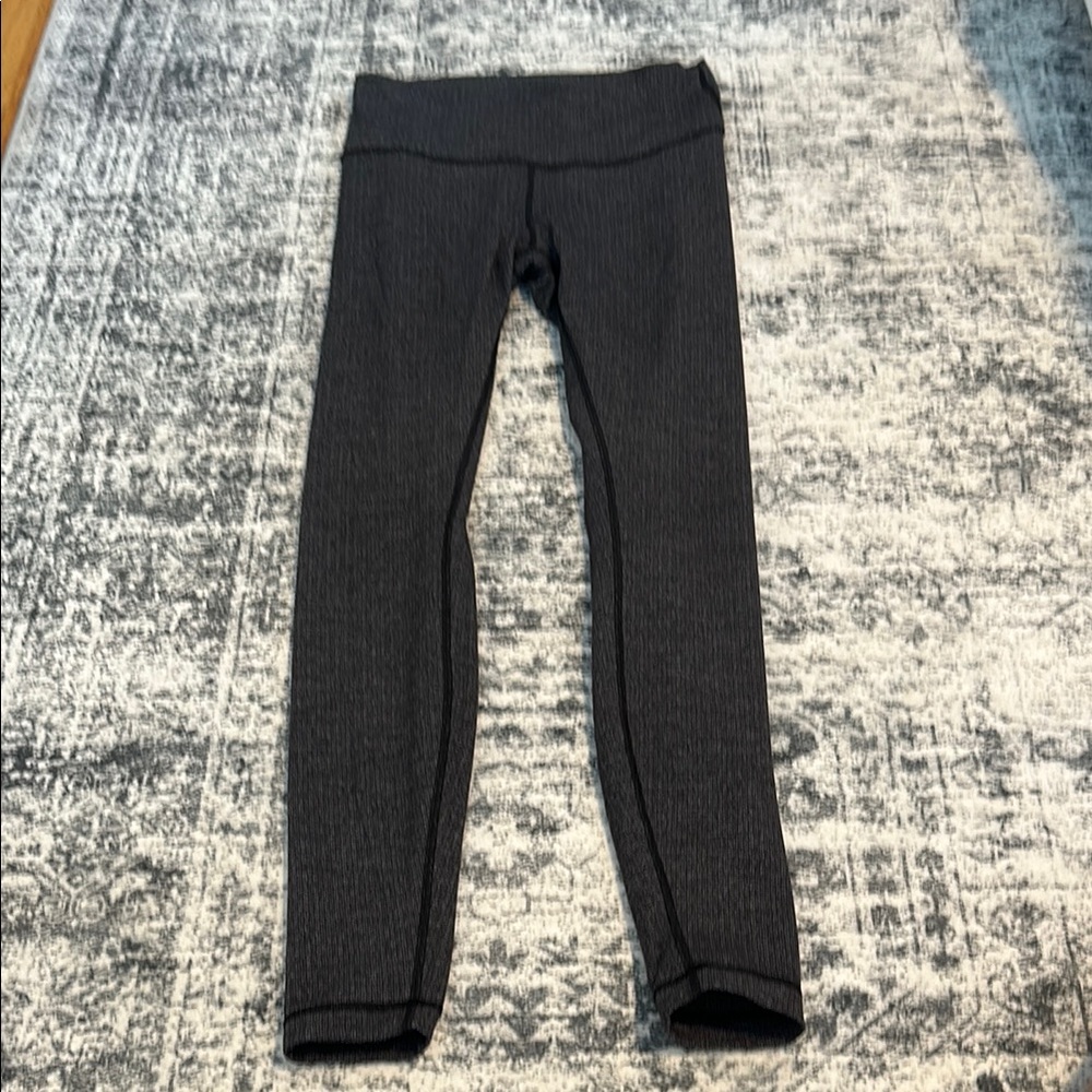Lululemon size 6 black pattern leggings